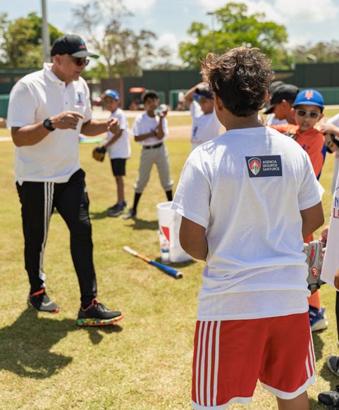 Miembros de la fundación compartiendo con niños